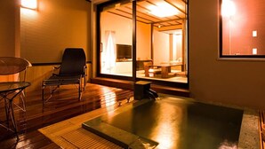 ห้องดีลักซ์ทวิน (Hollywood, Tatami Area, Open-air Bath) | บริเวณนั่งเล่น | ทีวีจอแอลซีดี