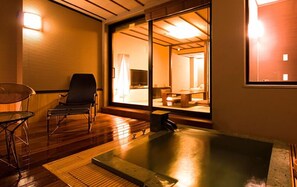 Chambre Deluxe avec lits jumeaux (Hollywood, Tatami Area, Open-air Bath) | Coin séjour | Télévision LCD