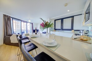 Full-sized fridge, microwave, oven, stovetop - Cleyro Serviced Apartments-Finzels Reach (Bristol)