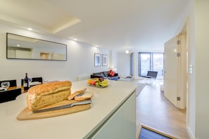 Full-sized fridge, microwave, oven, stovetop