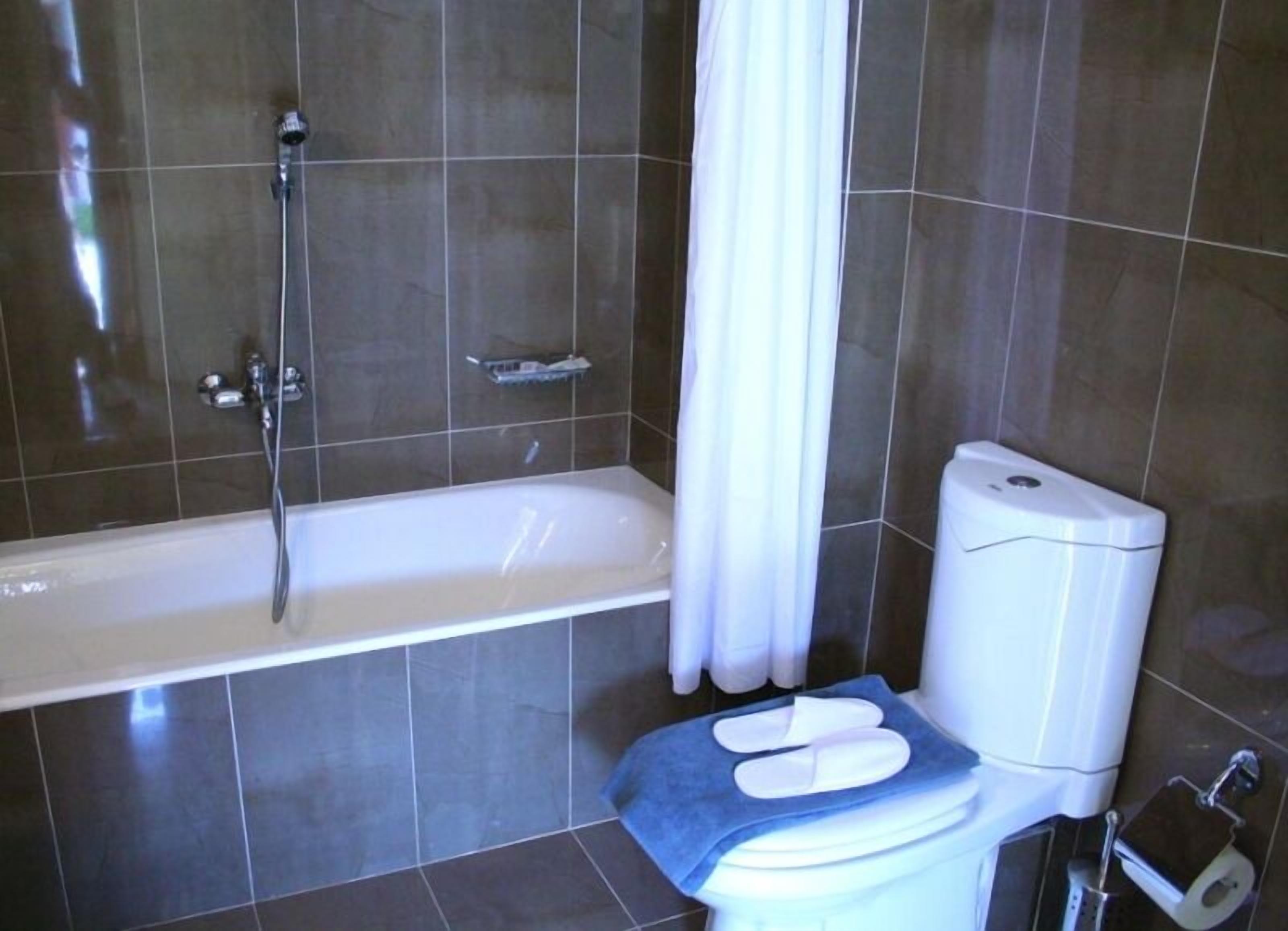 Kylpyhuone, jossa on kylpyamme, wc ja suihku.