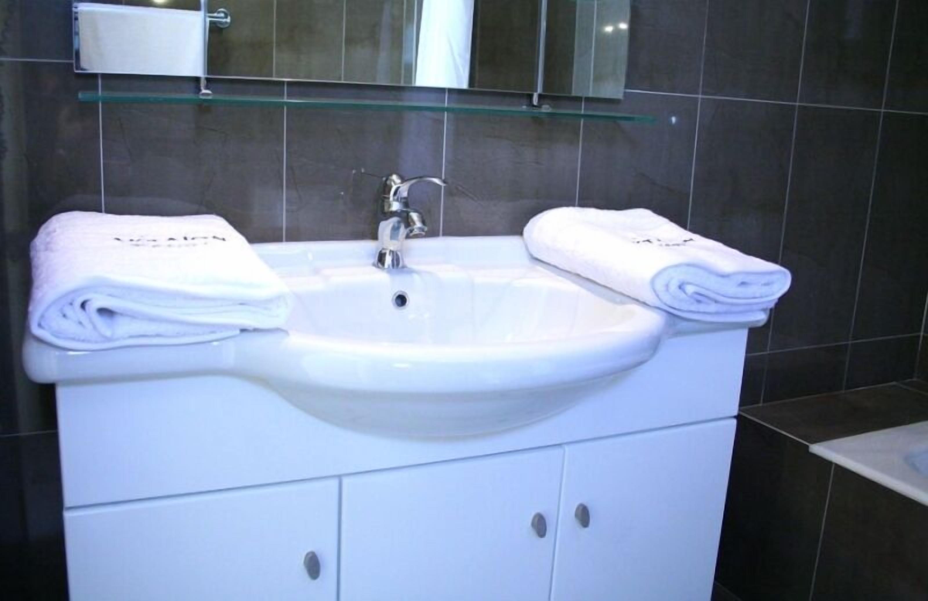 superior bungalow | bathroom sink