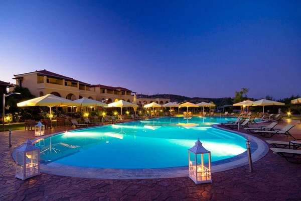 Seasonal outdoor pool, pool umbrellas, sun loungers
