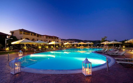 Una piscina al aire libre de temporada, sombrillas. Aktaion Resort