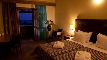 Habitación con 2 camas individuales | Caja de seguridad en la habitación, escritorio y insonorización