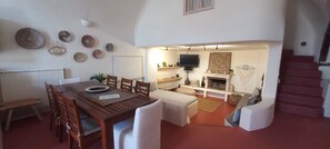 Villa, 4 habitaciones | Zona de estar | Una televisión de pantalla plana, una chimenea, Netflix