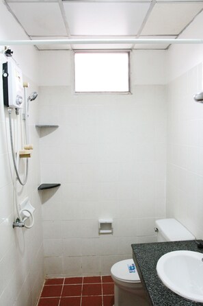 Superior Room | Bathroom shower - JJ Guesthouse (Karon)