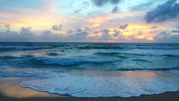 A beach with waves and a sunset. - JJ Guesthouse (Karon)