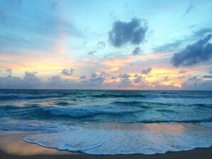 A beach with waves and a sunset. - JJ Guesthouse (Karon)