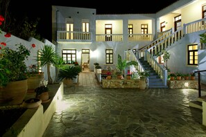 Voorkant accommodatie - avond/nacht