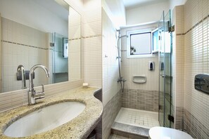 Apartamento, 2 habitaciones, vistas al mar | Baño | Artículos de higiene personal gratuitos, secador de pelo y zapatillas