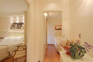 Hochwertige Bettwaren, Minibar, Zimmersafe, Schreibtisch