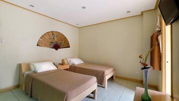 Peti besi dalam bilik, meja, Wi-fi percuma, cadar katil