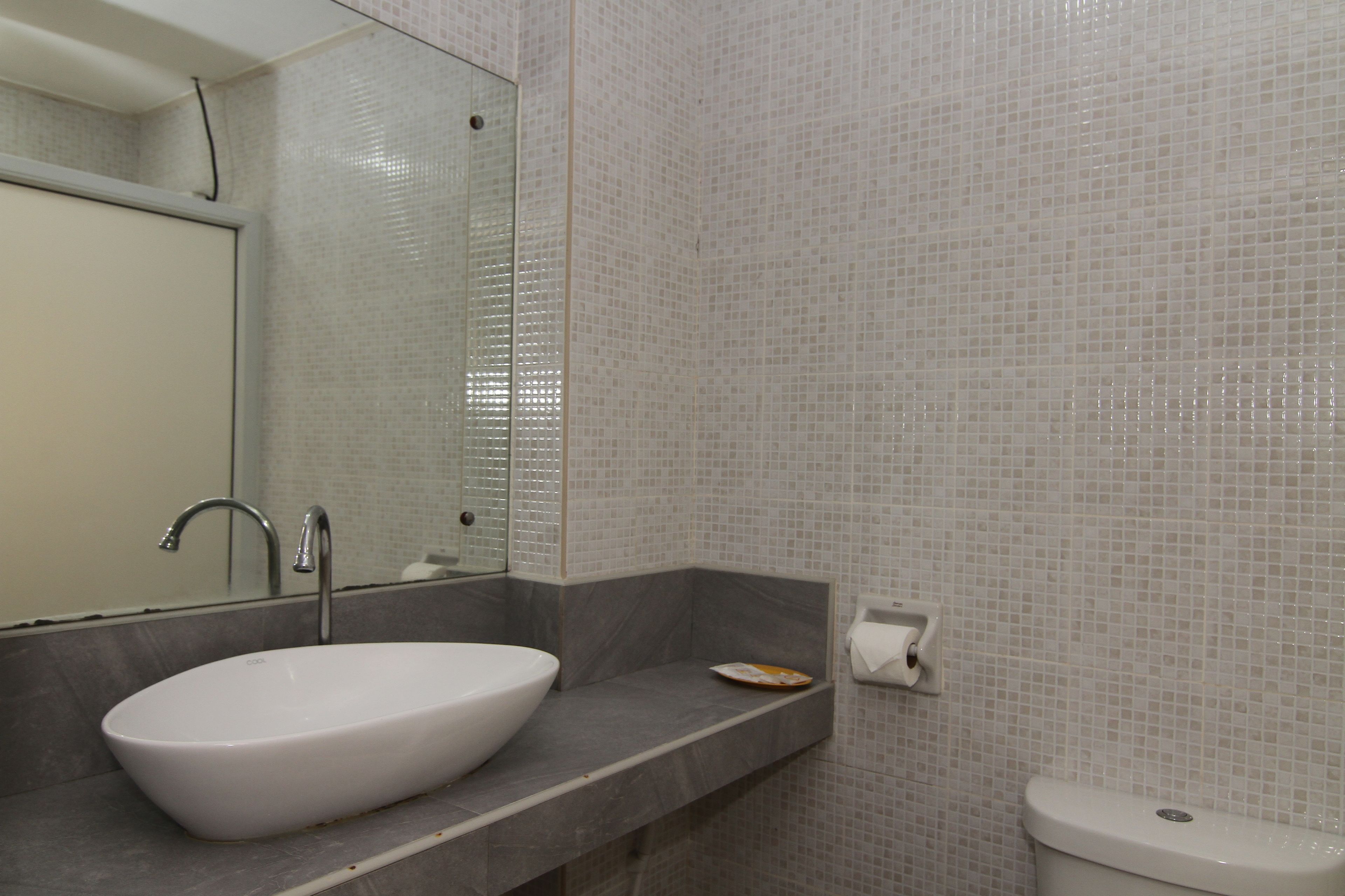 superior room | bathroom | shower, free toiletries, bidet, towels