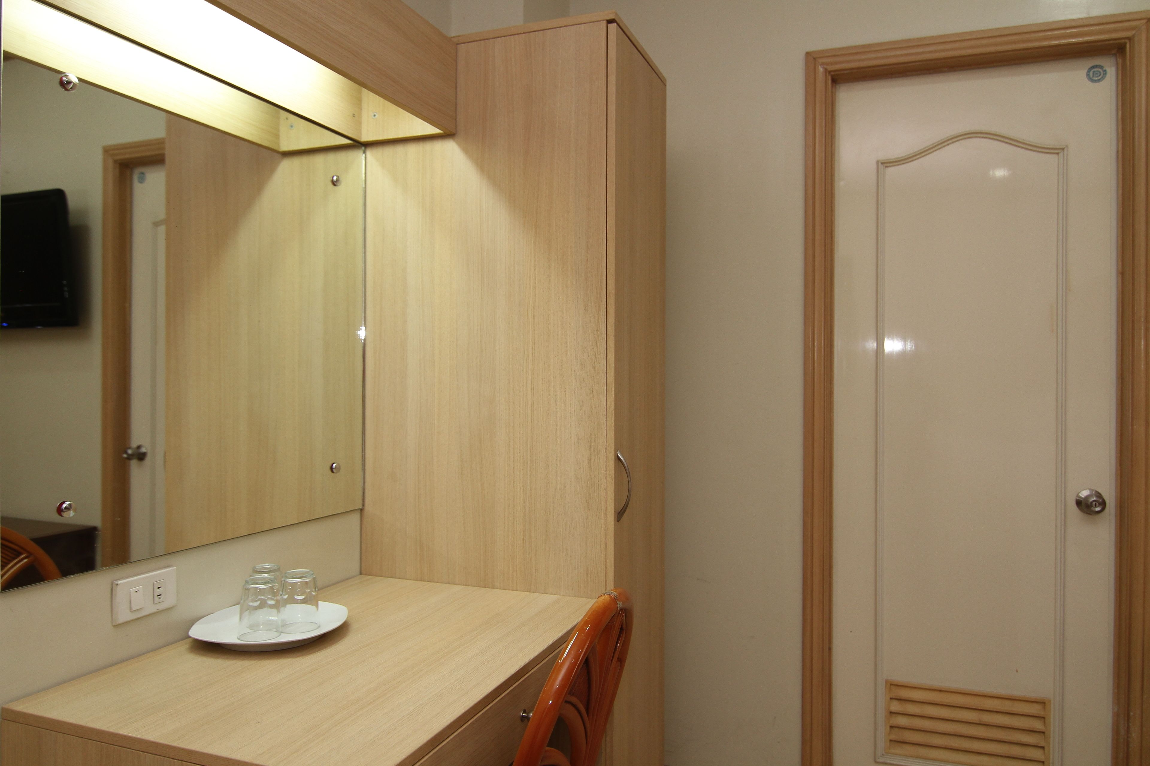 standard room | in-room safe, desk, free wifi, bed sheets