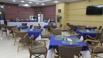 供應早餐、午餐、晚餐;多國菜