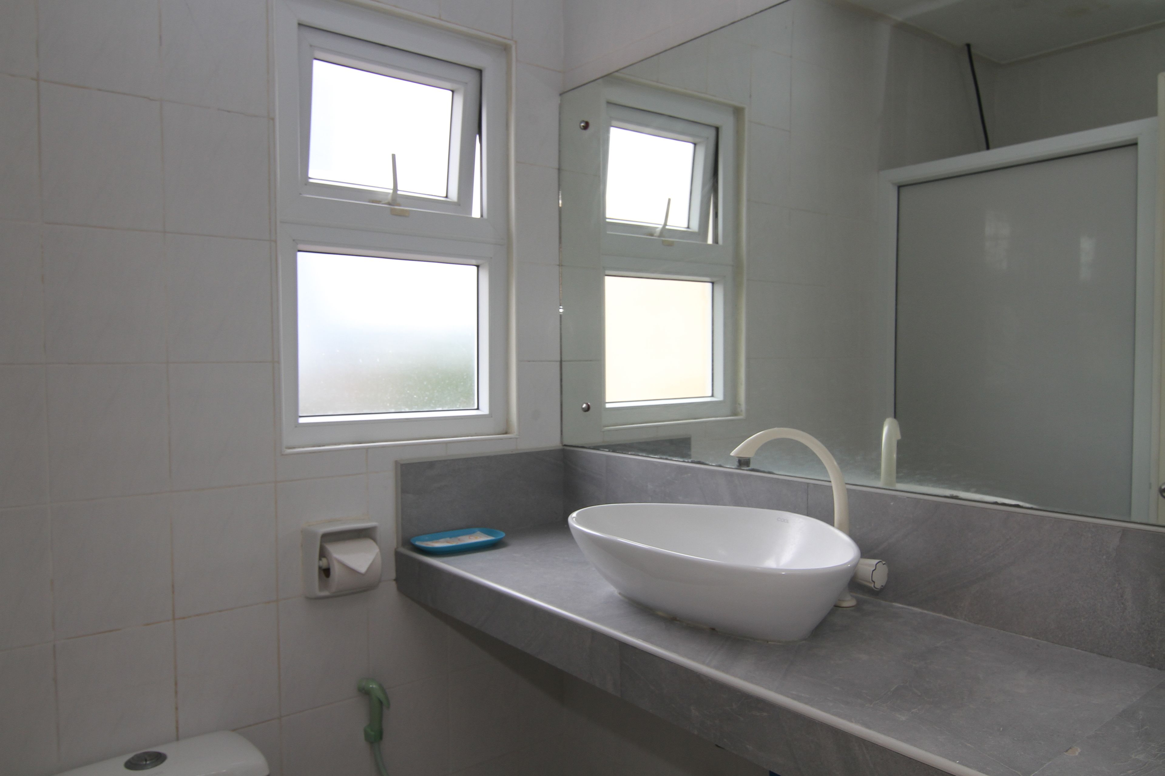 standard room | bathroom | shower, free toiletries, bidet, towels