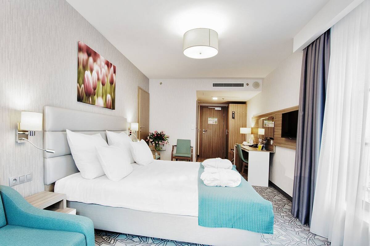 In-room safe, desk, soundproofing, free cribs/infant beds