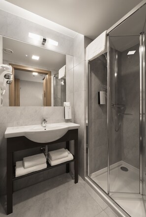 Shower, eco-friendly toiletries, hair dryer, towels - Golden Tulip Krakow Kazimierz (Kraków)
