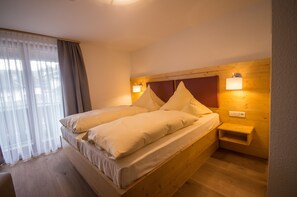 Suíte standard, 1 quarto, para não fumantes, sacada | Roupas de cama premium, frigobar, cofres nos quartos