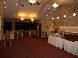 S'hi serveixen esmorzars, dinars i sopars