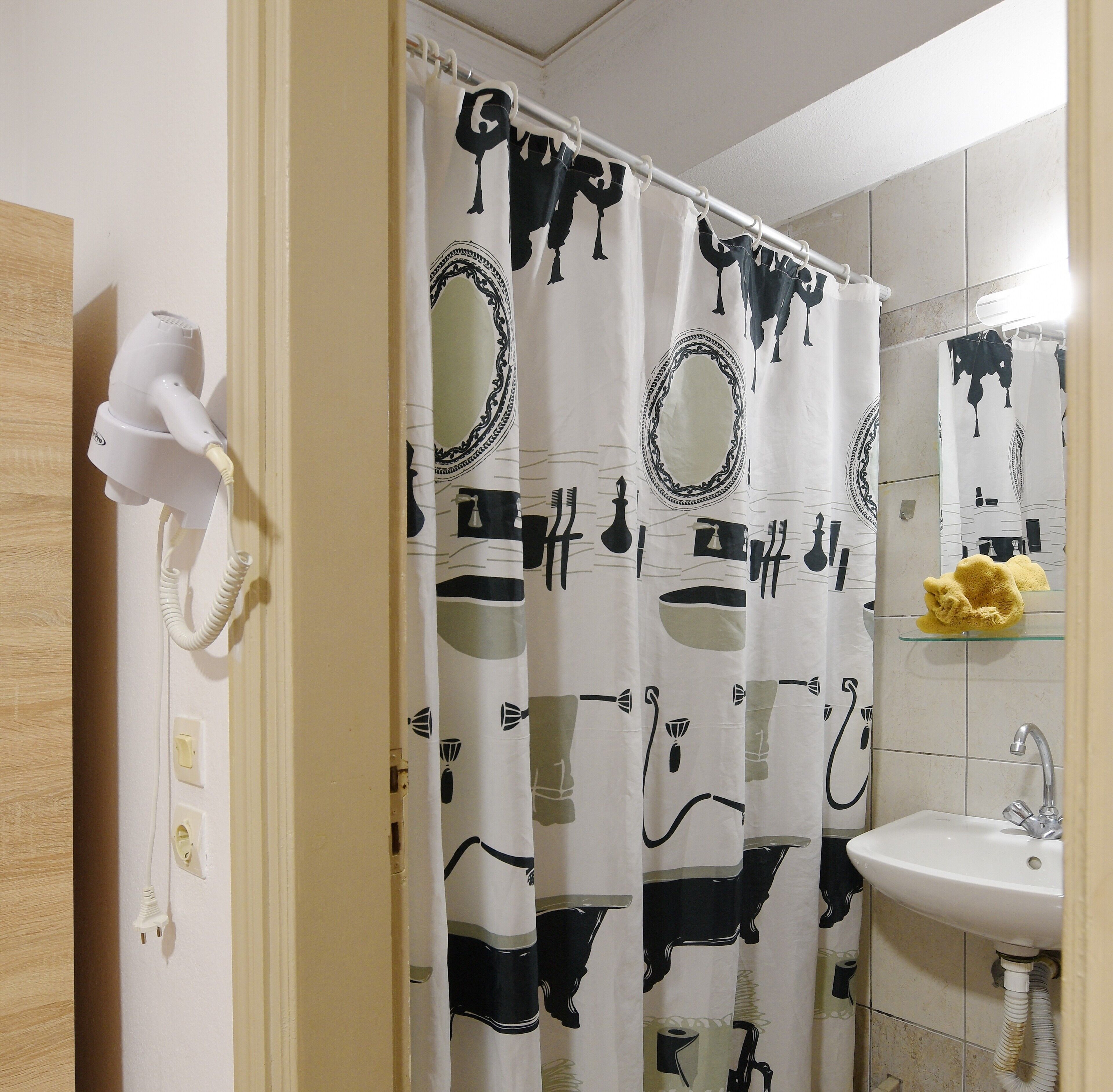 Camera Economy con letto matrimoniale o 2 letti singoli | Bagno | Doccia, set di cortesia gratuito, asciugacapelli