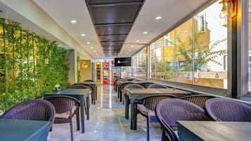 2 restaurants, spécialités Cuisine internationale