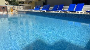 2 utendørsbassenger, bassengparasoller og solsenger