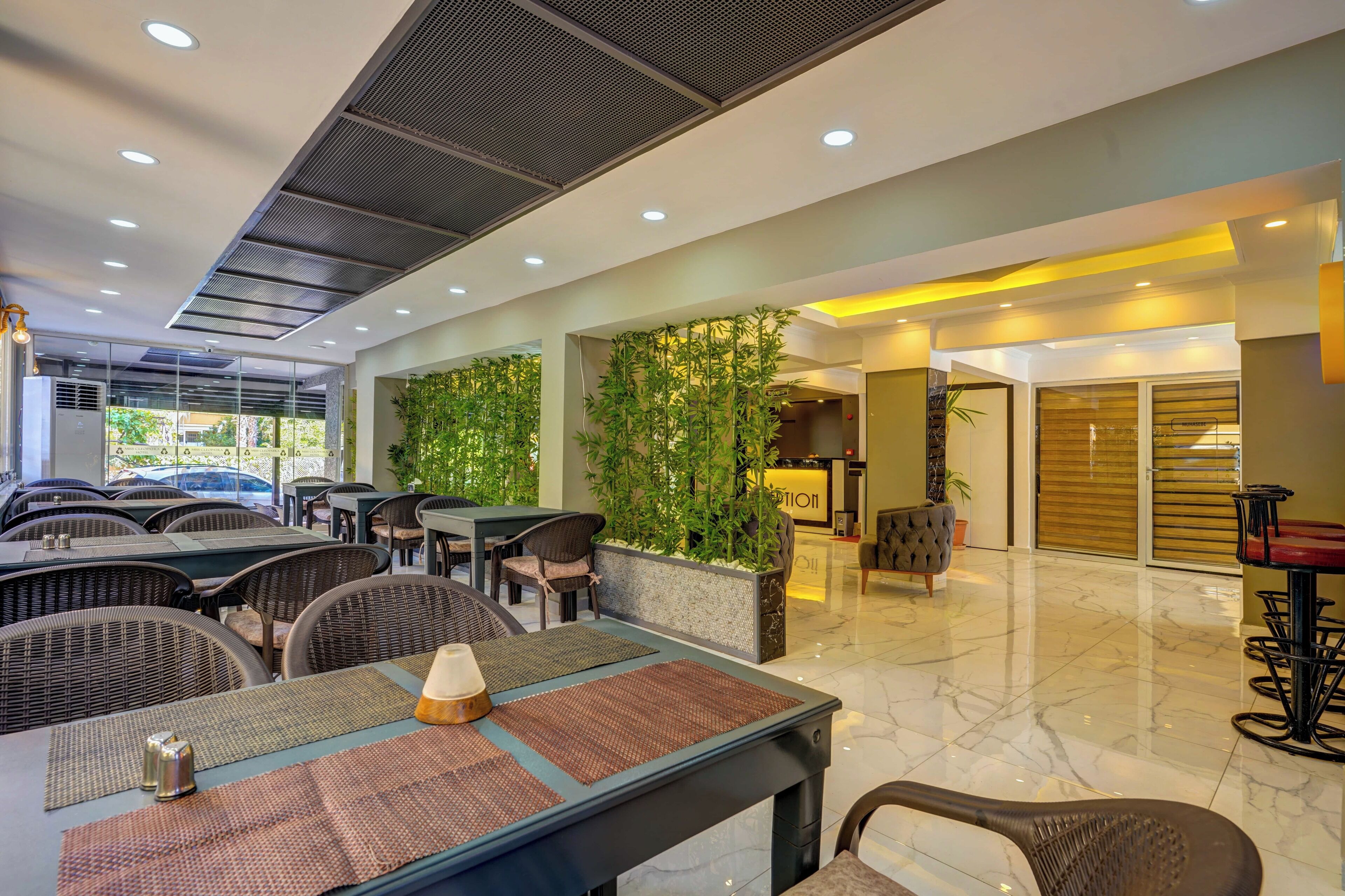 2 restaurants, international cuisine