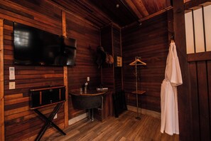 Luxury Room, 1 King Bed (Stable Suite)