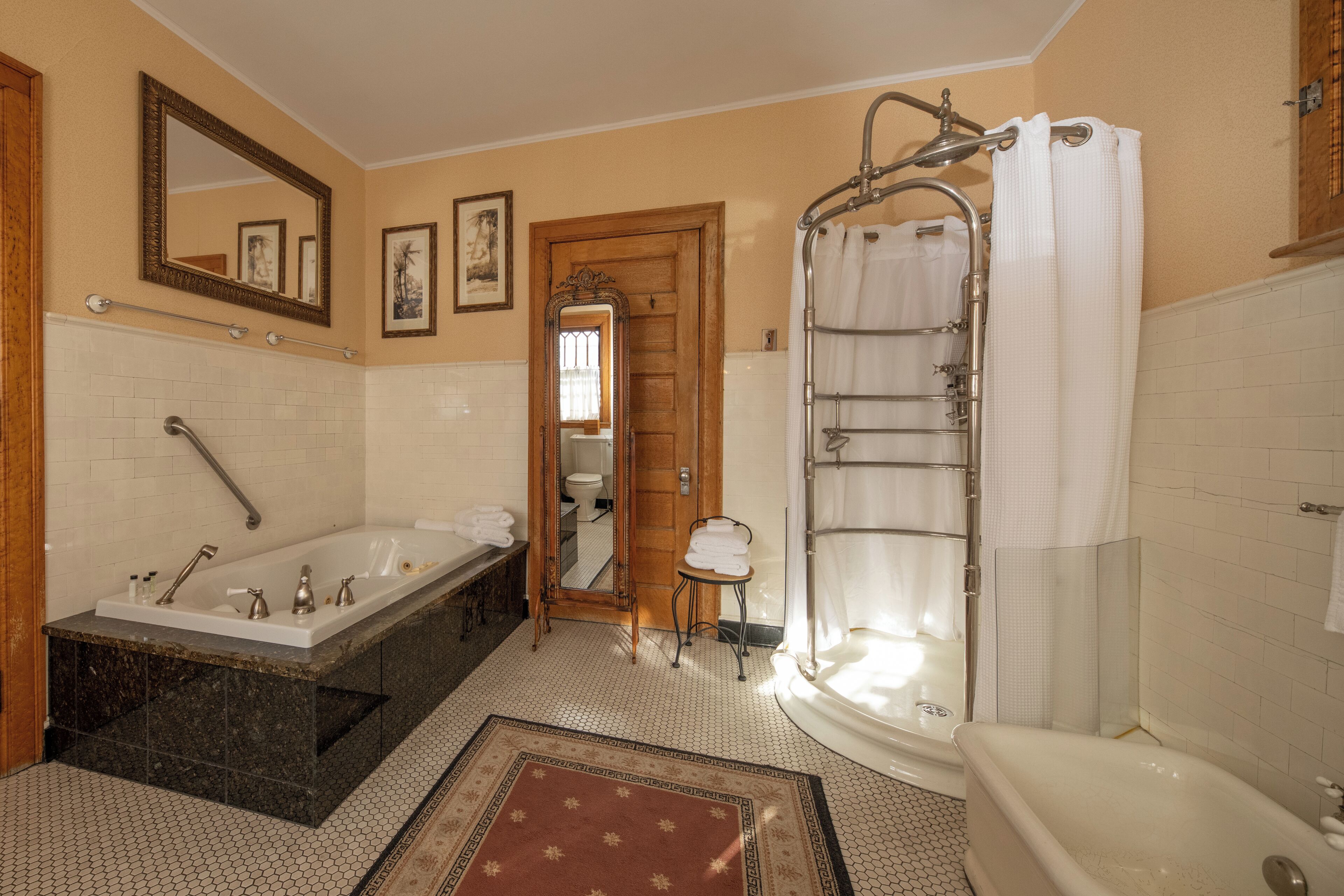 Une salle de bain avec une baignoire, une douche et des toilettes.