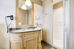 Habitación superior | Baño | Amenidades de baño de diseñador, secadora de cabello, toallas 