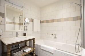 Habitación superior | Baño | Amenidades de baño de diseñador, secadora de cabello, toallas 