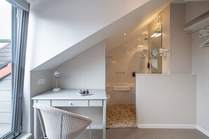 Single Room (Cosy) | Bathroom | Designer toiletries, hair dryer, towels - Made in Louise (Brussels)