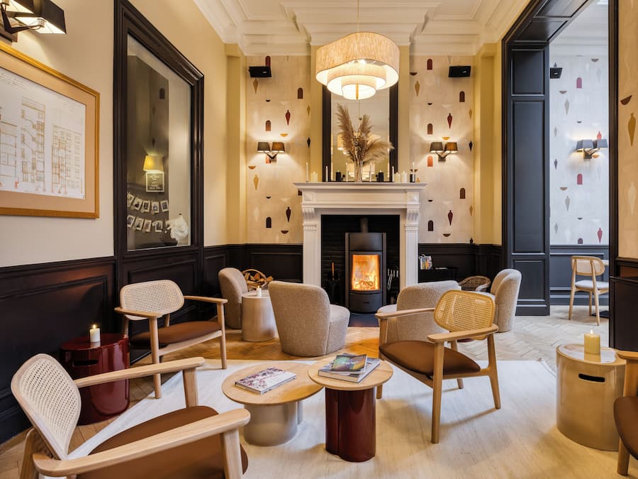 Lobby lounge