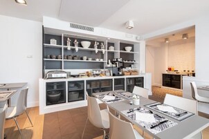 Se ofrece un desayuno bufé todos los días (por un coste adicional)