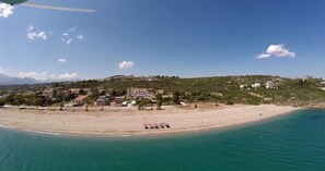 Am Strand, Liegestühle, Sonnenschirme