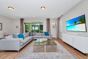 Luksushus, privat basseng (10 Bedroom Westside) | Oppholdsområde | En 50-tommers Flatskjerm-TV med kabel-kanaler samt TV