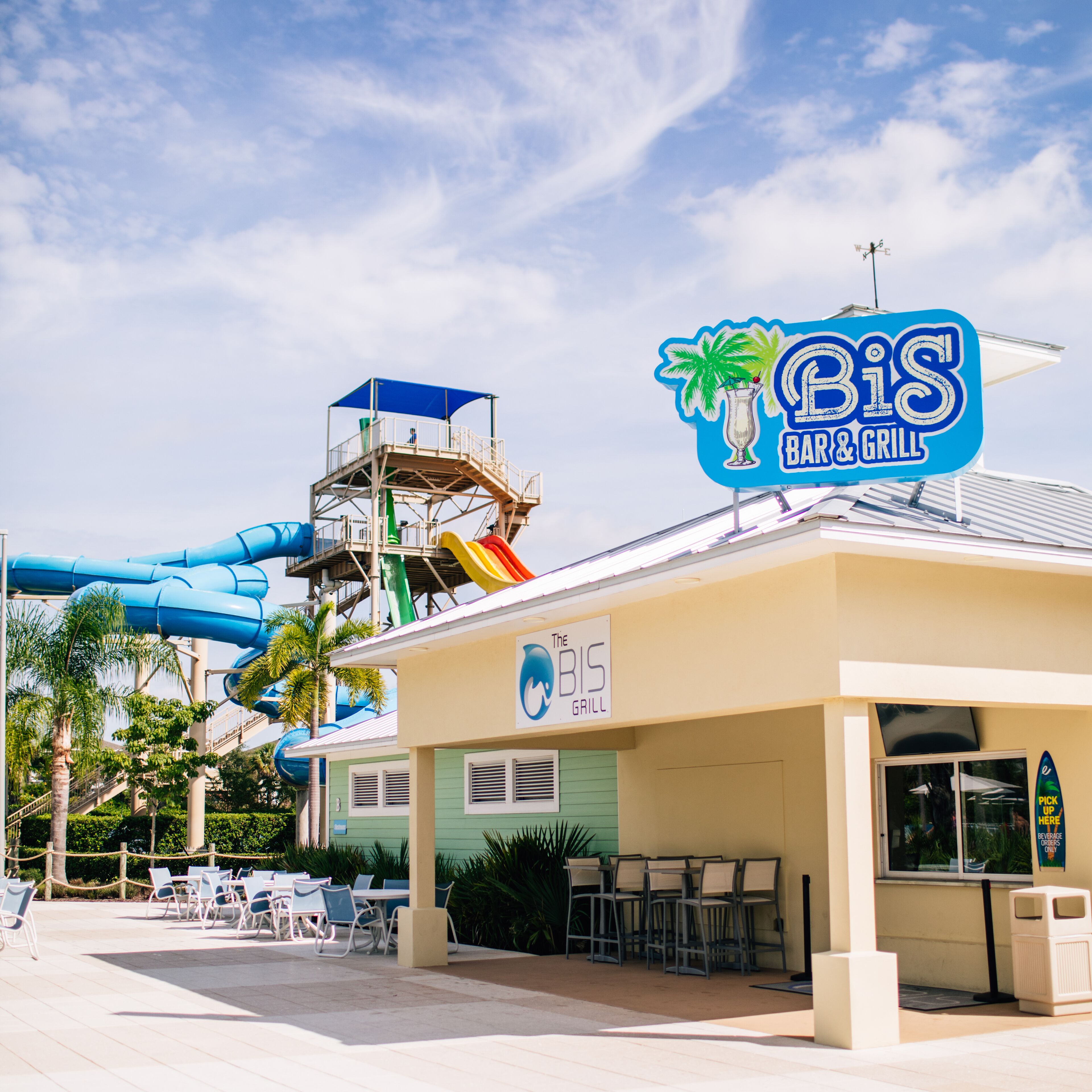 Un parc aquatique doté d’un bar et d’un restaurant appelé « The BIS ».
