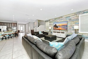 Maison luxueuse, piscine priv ée (11 Bedrooms Westside) | Aire de séjour | Téléviseur à écran plat de 50 po avec télévision par câble, téléviseur