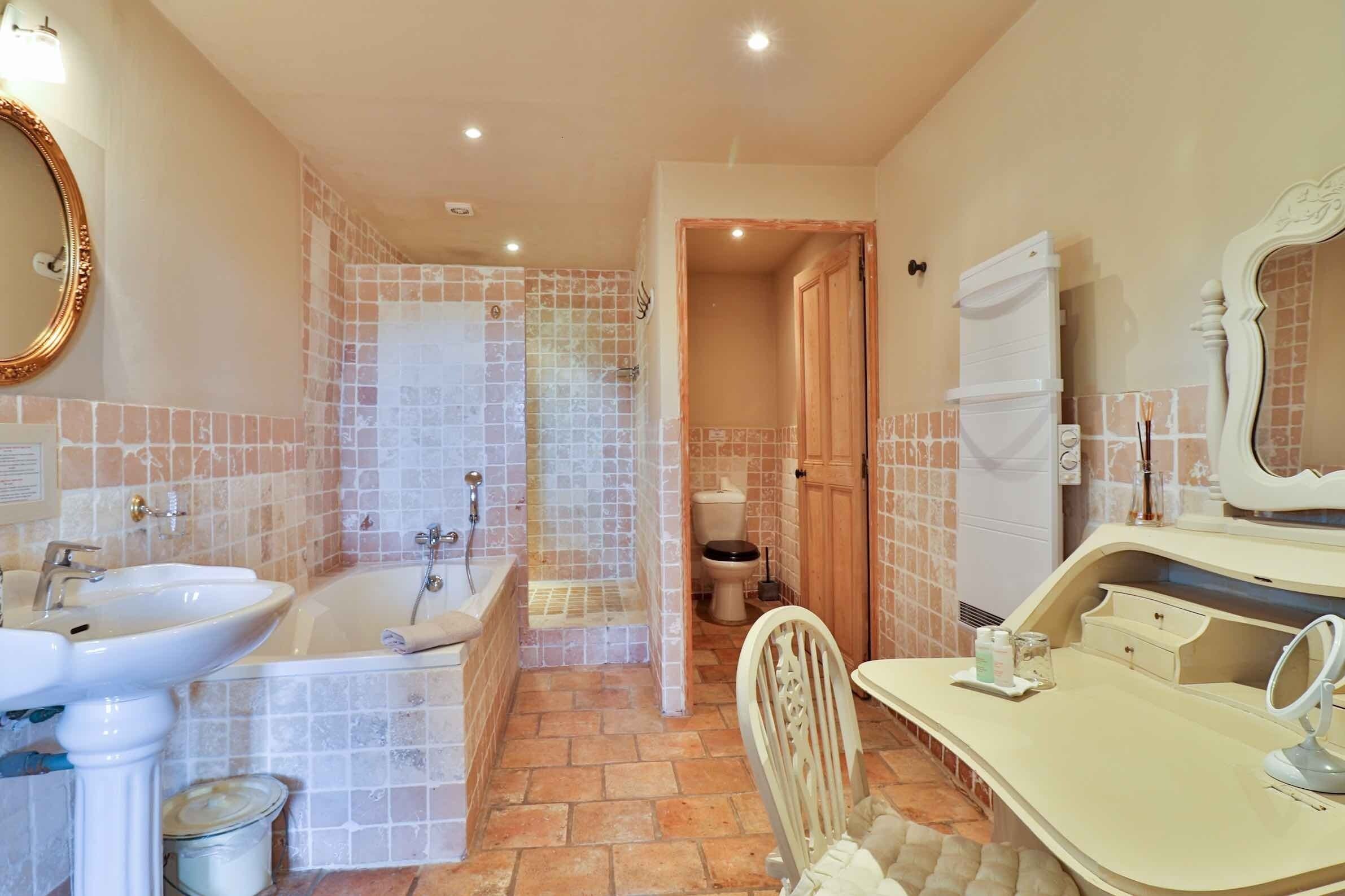 suite (mid tower) | bathroom | free toiletries, hair dryer, bathrobes, slippers