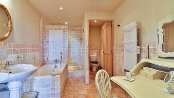 Une salle de bain avec un lavabo, une baignoire et un meuble-lavabo.