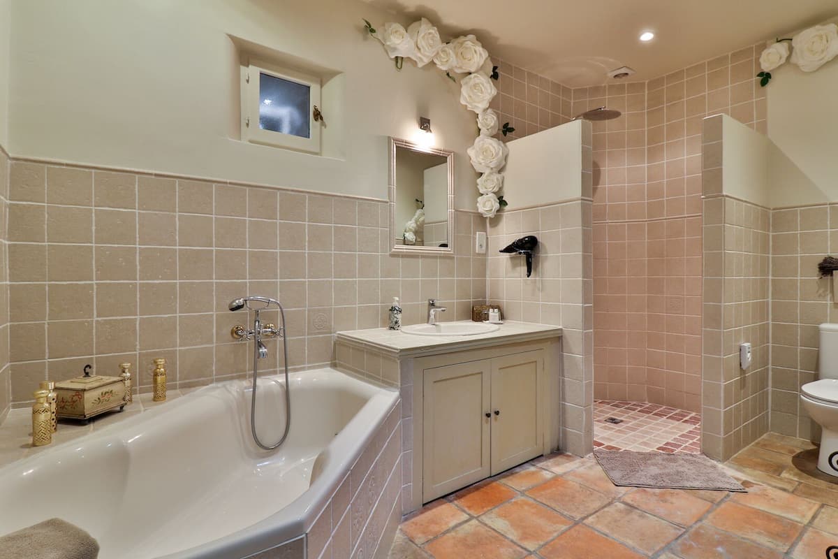 luxury apartment, 2 bedrooms | bathroom | free toiletries, hair dryer, bathrobes, slippers