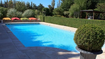 Piscina externa sazonal, guarda-sóis, espreguiçadeiras
