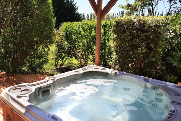 Couples treatment room(s), sauna, hot tub, steam room