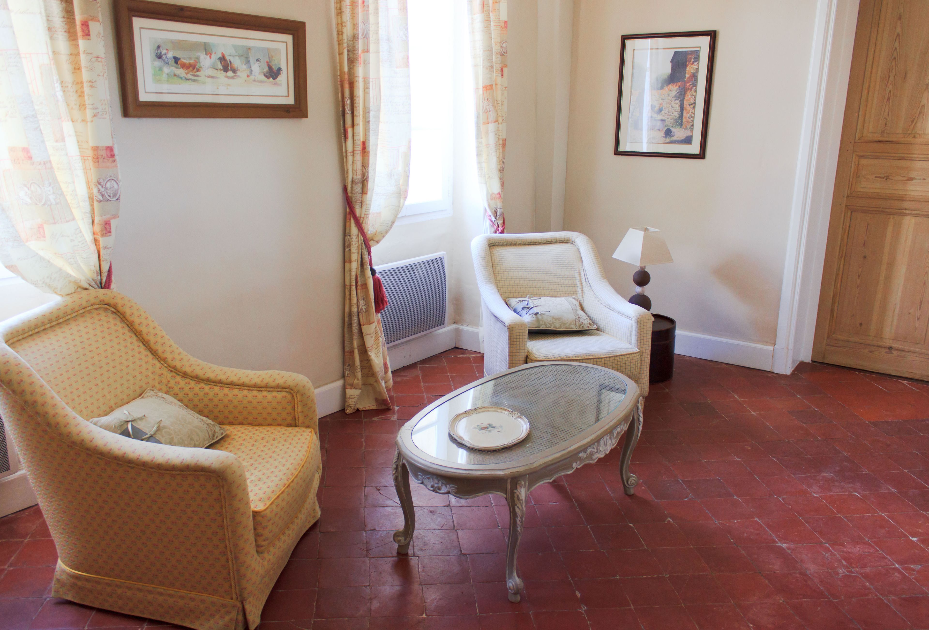 suite (mid tower) | living area | flat-screen tv