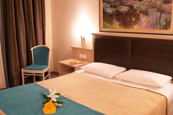 Double or Twin Room | Soundproofing, iron/ironing board, free WiFi, bed sheets