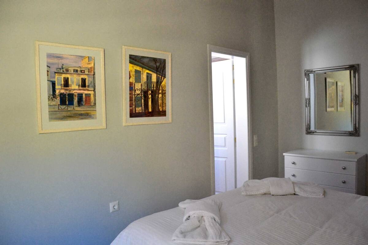 Deluxe Suite, City View | 1 bedroom, desk, soundproofing, iron/ironing board