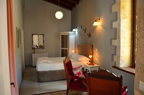 Deluxe-Suite, Stadtblick | 1 Schlafzimmer, Schreibtisch, schallisolierte Zimmer