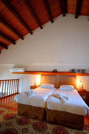 Phòng Suite, ban công, quang cảnh biển | 1 phòng ngủ, bàn, phòng cách âm, bàn ủi/dụng cụ ủi quần áo